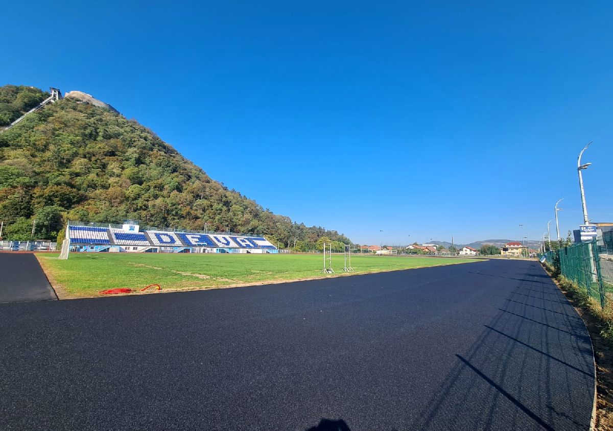 Lucrările la pista de atletism de la Deva durează de 4 ani și încă nu s-au terminat! Vizită GSP pe bătrânul stadion „Cetate”