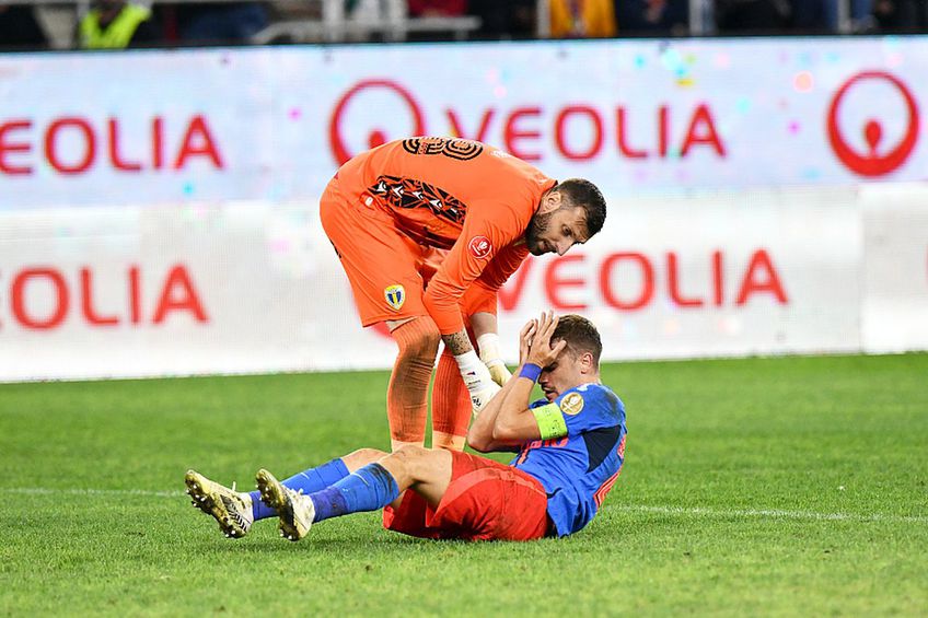 Lukas Zima, ajutându-l pe Olaru în FCSB - Petrolul // foto: Cristi Preda (GSP)