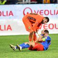 Lukas Zima, ajutându-l pe Olaru în FCSB - Petrolul // foto: Cristi Preda (GSP)