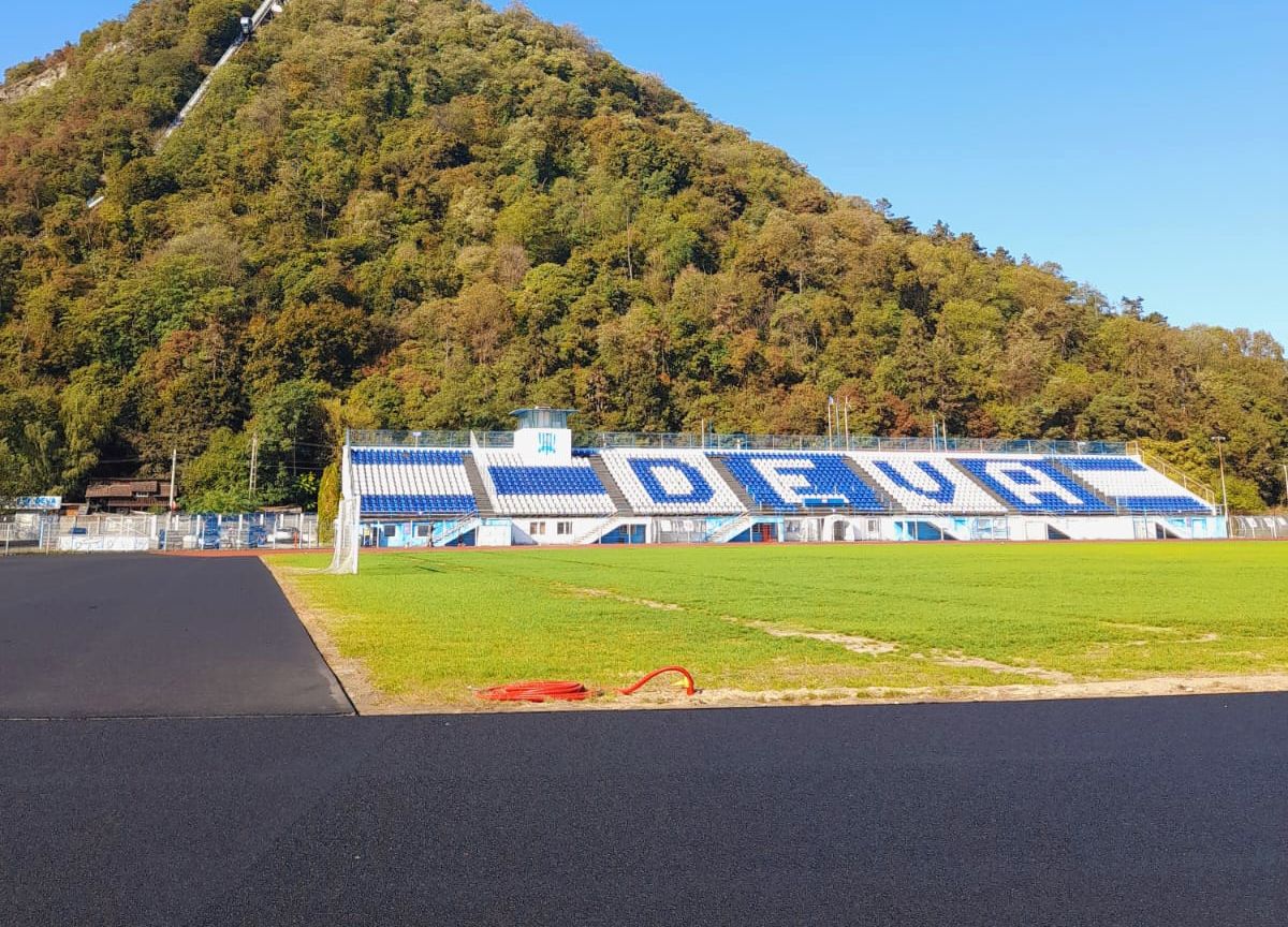 Lucrările la pista de atletism de la Deva durează de 4 ani și încă nu s-au terminat! Vizită GSP pe bătrânul stadion „Cetate”