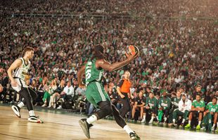 Au făcut ca legendarul stadion să TREMURE! 50.000 de oameni au urmărit în aer liber Panathinaikos - Partizan. Imagini incredibile