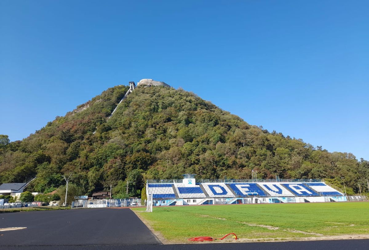 Lucrările la pista de atletism de la Deva durează de 4 ani și încă nu s-au terminat! Vizită GSP pe bătrânul stadion „Cetate”