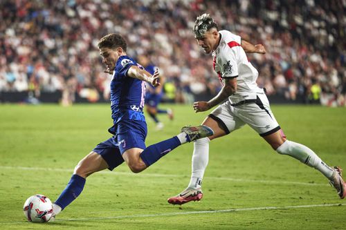 Andrei Rațiu, în duel cu Julian Alvarez în Rayo - Atletico/ foto Imago Images