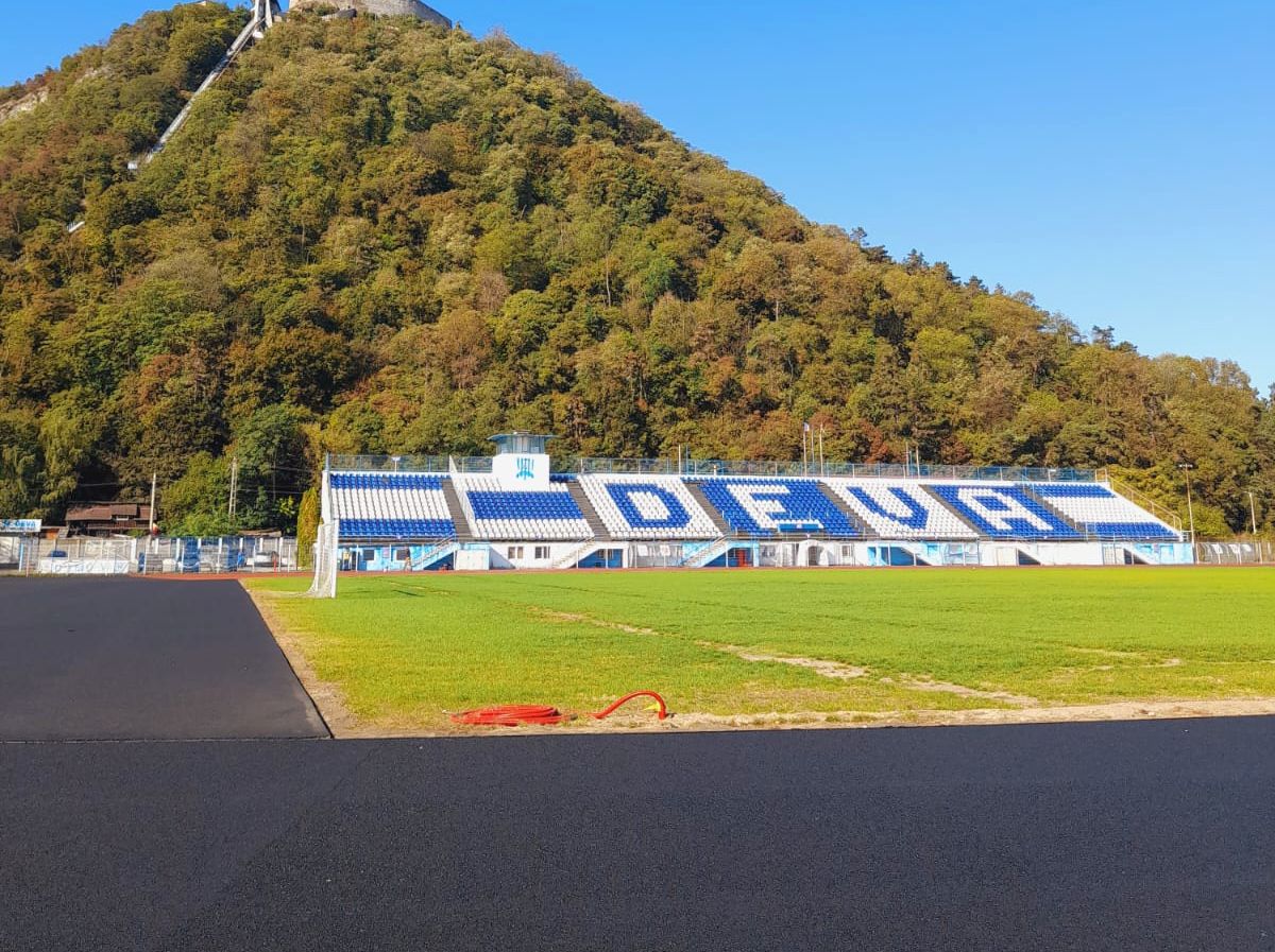 Lucrările la pista de atletism de la Deva durează de 4 ani și încă nu s-au terminat! Vizită GSP pe bătrânul stadion „Cetate”