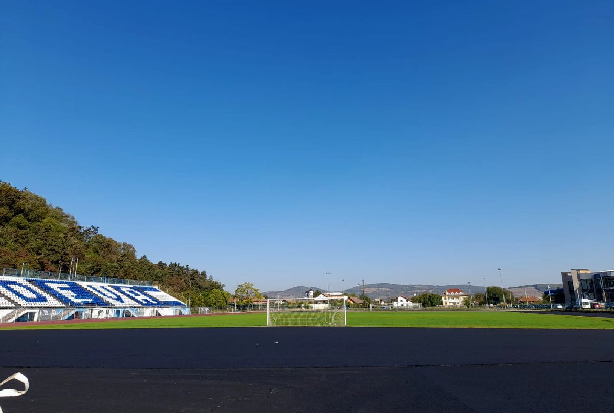 Inimaginabil! Lucrările la „cea mai modernă pistă de atletism din țară” durează de PATRU ani și nu s-au terminat nici azi! GSP a intrat pe stadionul pitoresc din România: nici codrul nu mai crede că proiectul va fi finalizat!