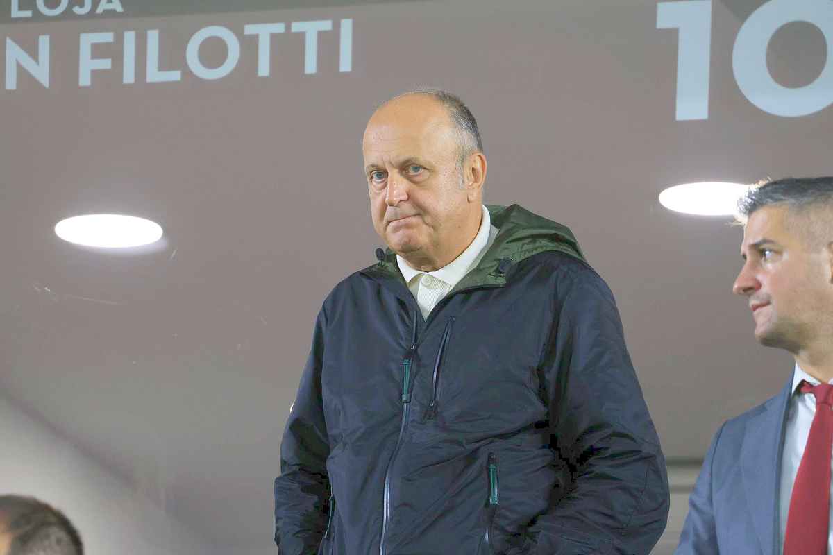 „Muzeul” figurilor de ceară: Dan Șucu, împietrit la oficială