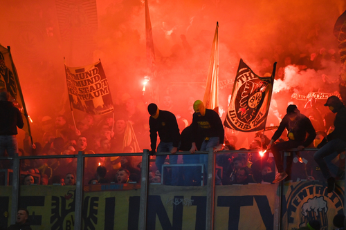 Suporteri lui Schalke și Dortmund au aranjat o bătaie în pădure. Foto: Imago