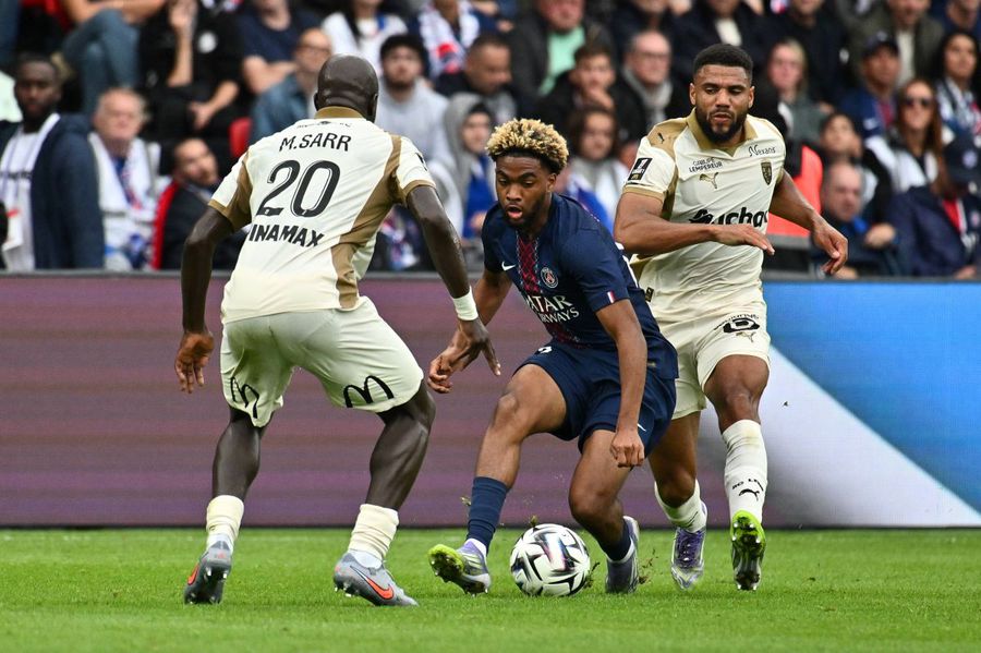 Ibrahim Mbaye, în acțiune într-un meci al lui PSG cu Lens / Foto: Imago Joacă în derby la câteva ore după ce și-a dat BAC-ul! » Povestea celui mai tânăr debutant al clubului în Ligue 1