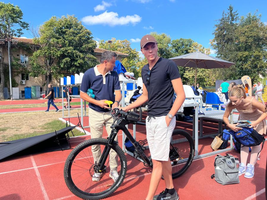 David Popovici a venit la eveniment pe bicicletă David Popovici a ieșit la atac la evenimentul ANS: „Sunt dezamăgit azi! Vine iarna, nu s-a făcut nimic la bazinul Lia Manoliu”