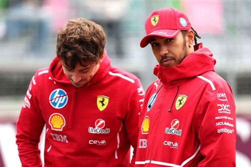 Lewis Hamilton (dreapta), alături de coechipierul său Charles Leclerc/Foto: Getty Images