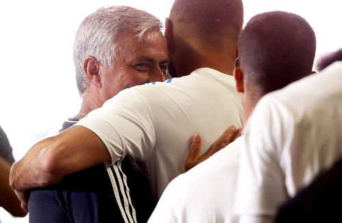 Karim Benzema (stânga) și Jose Mourinho (dreapta) în 2011, ambii la Real Madrid. FOTO: Imago