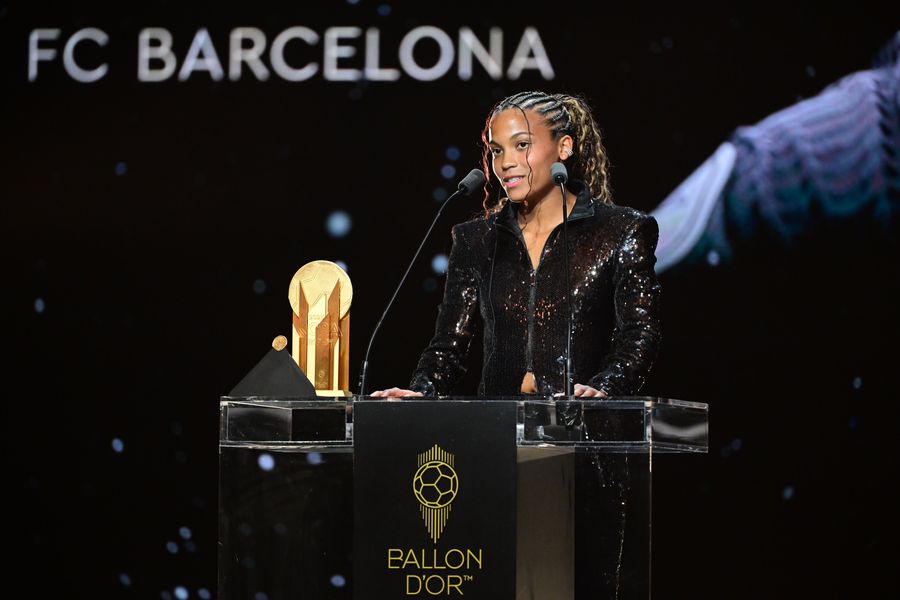 Vicky Lopez a câștigat primul trofeu Kopa din fotbalul feminin Ousmane Dembele a câștigat Balonul de Aur 2025. A primit trofeul de la Ronaldinho