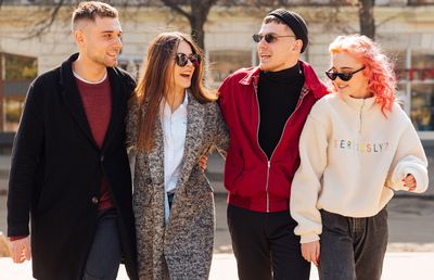 Sneakersi albi – cum să îi purtați ca să vă scoată în evidență