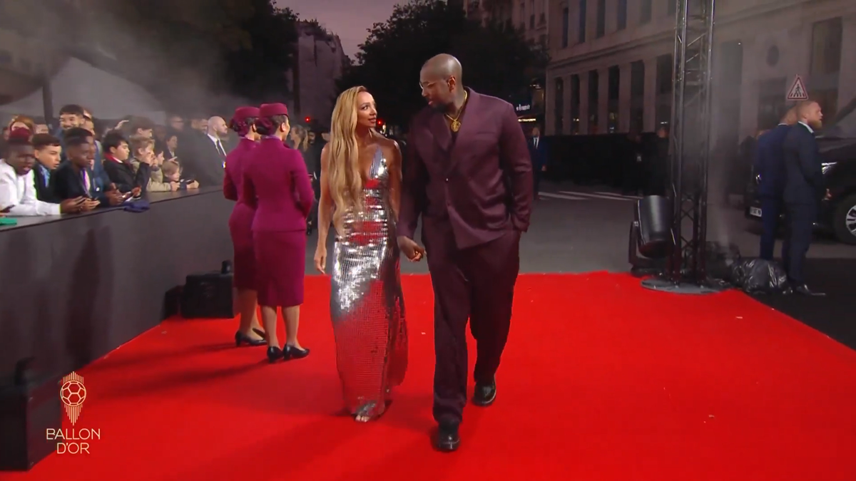 A furat toate privirile la Gala Balonului de Aur » Apariție răvășitoare pe covorul roșu și pe scenă