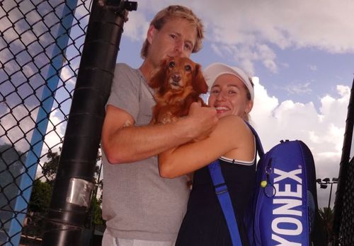 Daria și Luke Saville alături de cățelul lor, Tofu Sausage Foto: Instagram