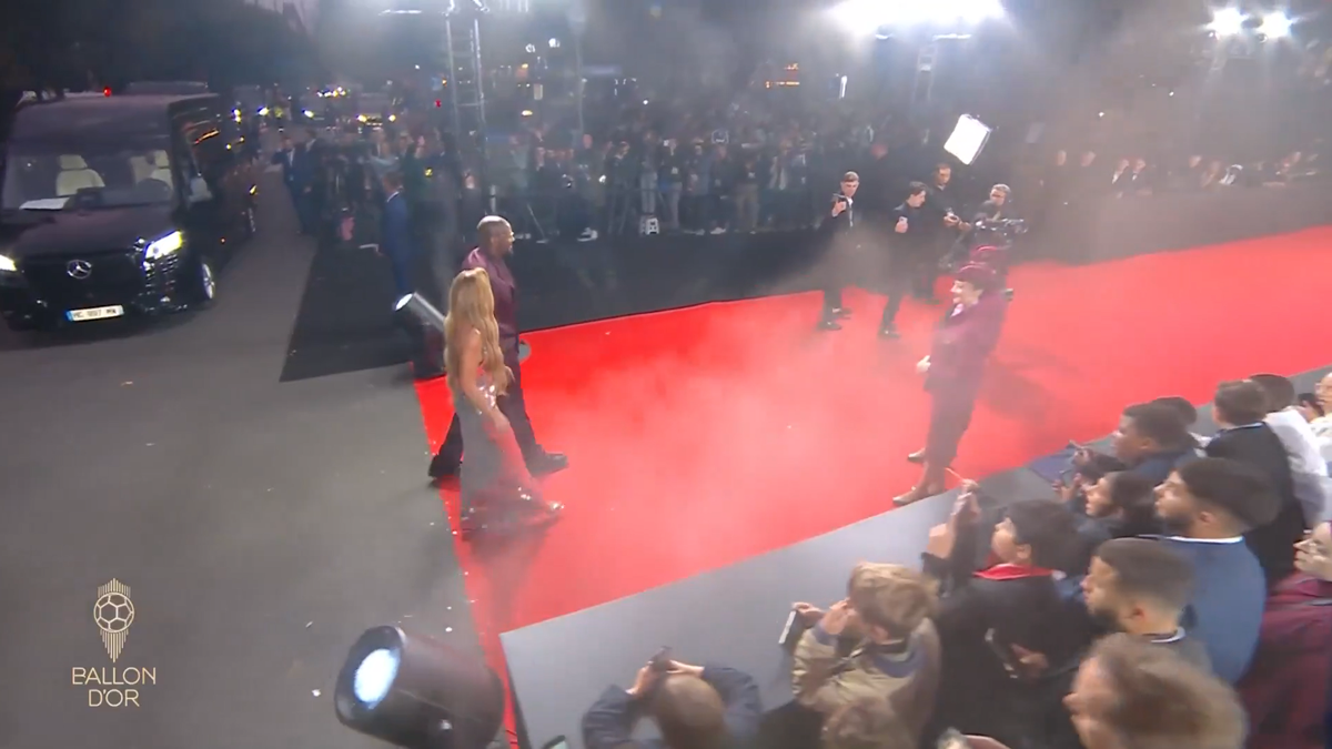 A furat toate privirile la Gala Balonului de Aur » Apariție răvășitoare pe covorul roșu și pe scenă