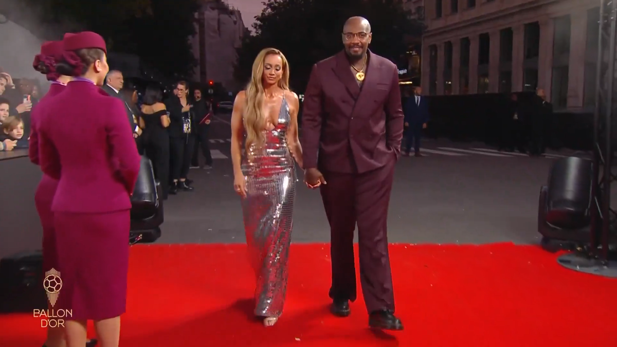 A furat toate privirile la Gala Balonului de Aur » Apariție răvășitoare pe covorul roșu și pe scenă