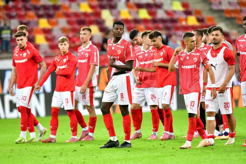 Eddy Gnahore (centru) a primit „galben” în Dinamo - Farul și nu va juca la Craiova. FOTO: Cristi Preda