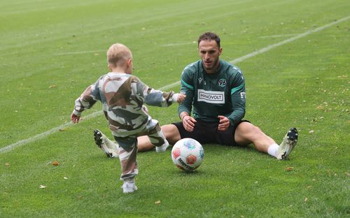 Virgil Ghiță împreună cu fiul său, la antrenamentul lui Hannover 96