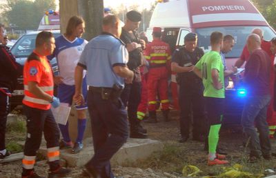 FOTO Bătăie  generală provocată de Silviu Bălace la un meci din Liga 5! A sărit gardul și a lovit un suporter