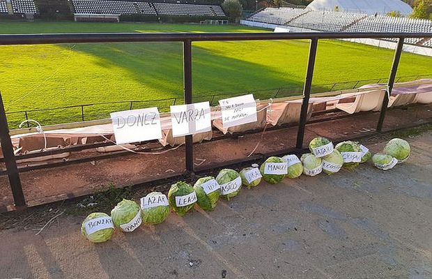 FOTO Fanii Rapidului, protest inedit după eliminarea din Cupa României: „Donez varză!”