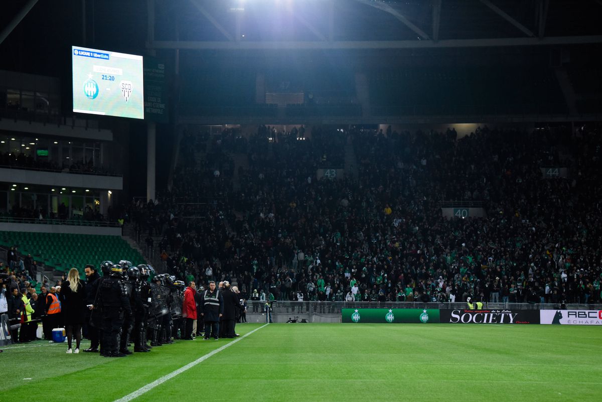 St. Etienne - Angers. Ligue 1 = HAOS! Ultrașii au amânat startul meciului