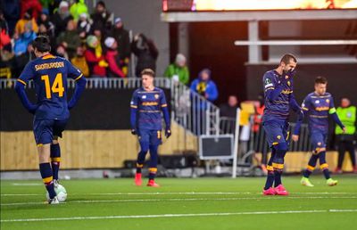 Insultați de fani! Jucătorii Romei și Mourinho, atacați de propriii suporteri după dezastrul din Conference