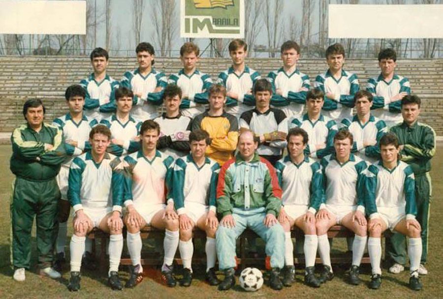Dacia Unirea Brăila, în 1993. Matincă este ultimul din dreapta, pe de rândul de jos Pierderea inocenței: juniori ajunși în Liga 1 vorbesc despre realitățile crude din fotbal: „Eram un puști. Mi s-a spus să o las mai moale”