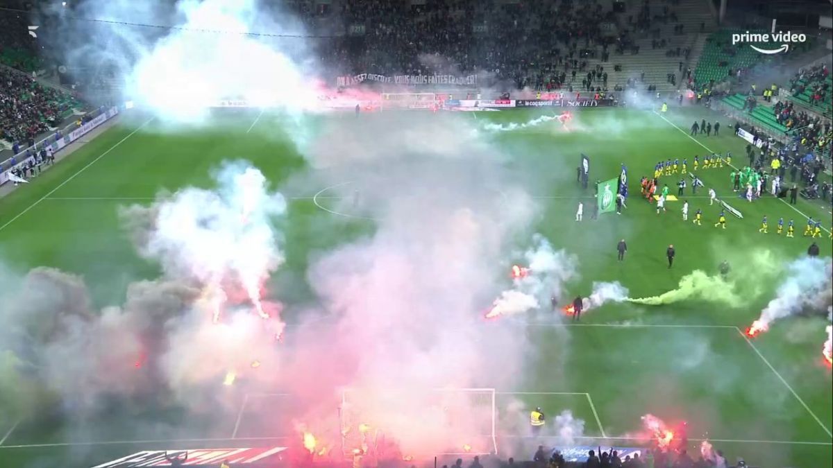 Ligue 1 = HAOS! Ultrașii au intrat pe teren și au făcut prăpăd » Decizia Ligii