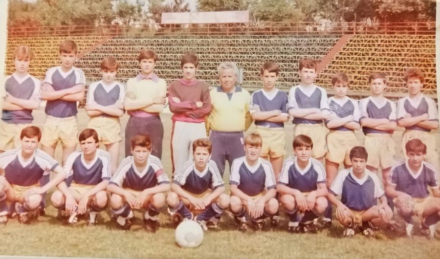 Vasile Matincă (al patrulea din stânga, de pe rândul de jos), junior la Mecanică Fină Pierderea inocenței: juniori ajunși în Liga 1 vorbesc despre realitățile crude din fotbal: „Eram un puști. Mi s-a spus să o las mai moale”