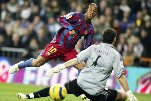 „Santiago Bernabéu”, 19 noiembrie 2005: fanii Realului l-au ovaționat pe Ronaldinho după „dubla” din El Clasico, deși Barcelona câștigase cu 3-0 // FOTO: Guliver/GettyImages