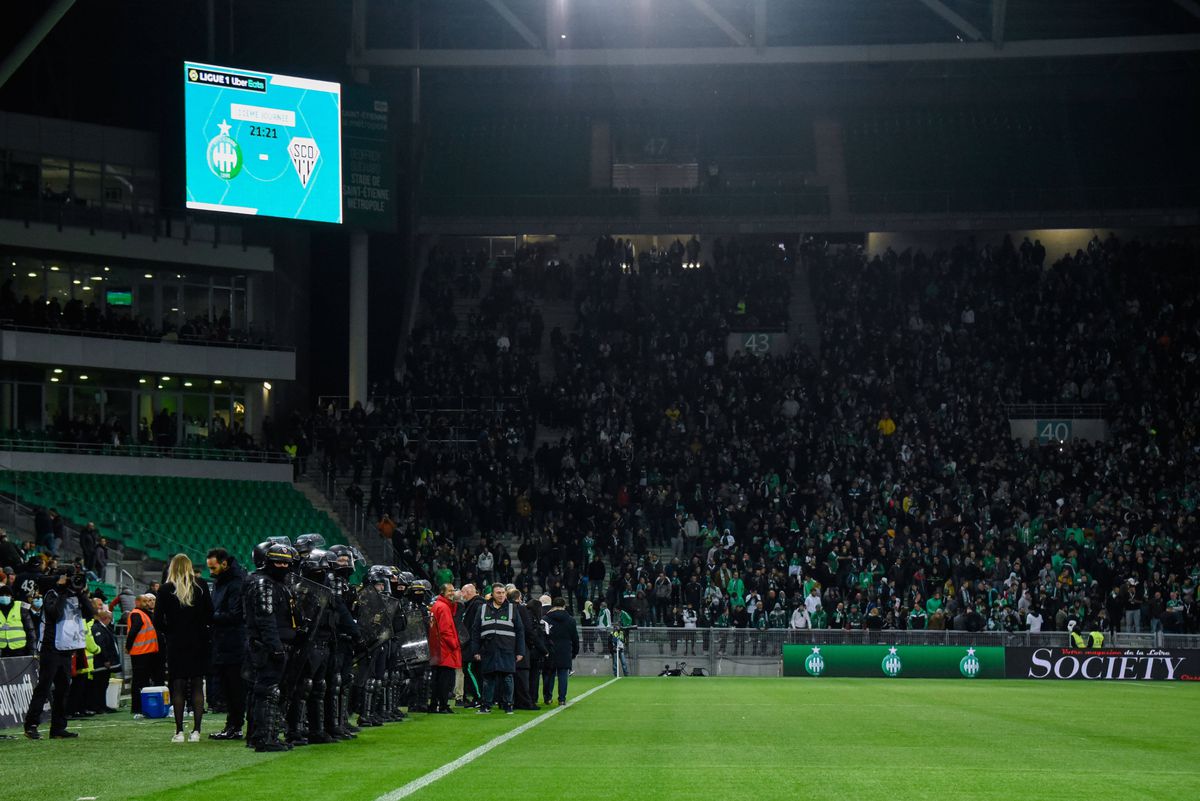 Ligue 1 = HAOS! Ultrașii au intrat pe teren și au făcut prăpăd » Decizia Ligii