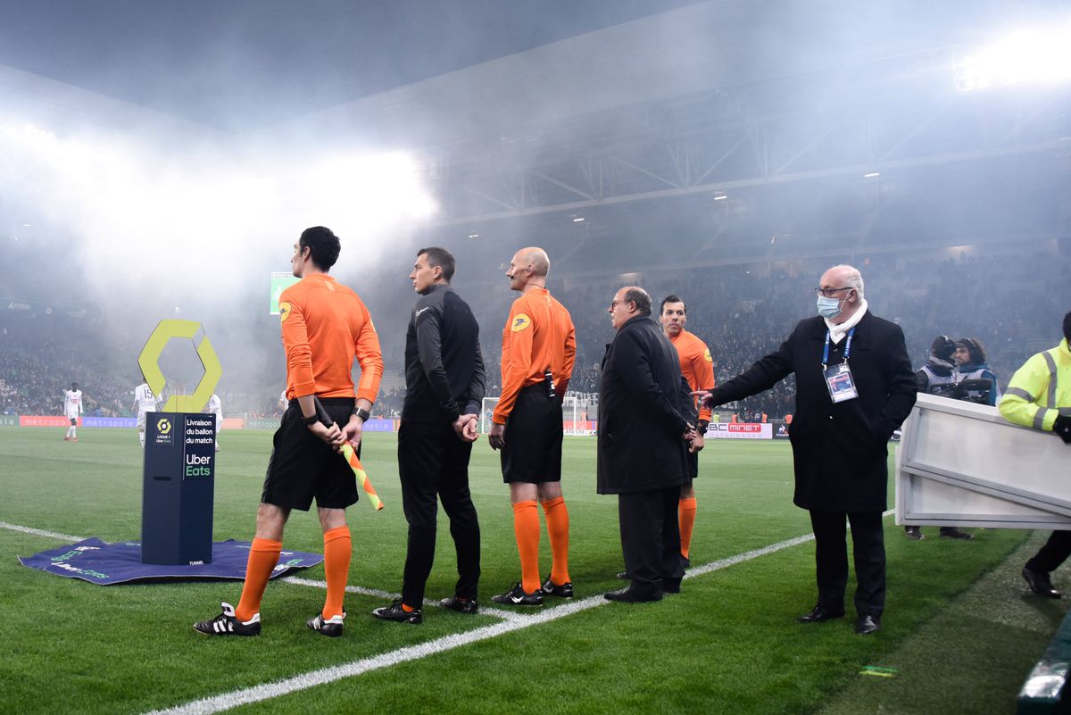 Ligue 1 = HAOS! Ultrașii au intrat pe teren și au făcut prăpăd » Decizia Ligii