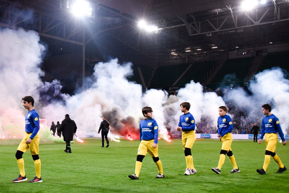 St. Etienne - Angers. Ligue 1 = HAOS! Ultrașii au amânat startul meciului