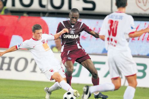 Cesinha (în duel cu Torje, singurul „supraviețuitor” al meciului din 2008) a marcat golul victoriei // foto: GSP