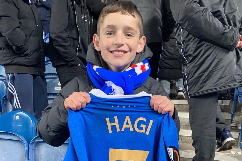 Ianis Hagi i-a dăruit tricoul unui puști de pe Ibrox / Sursă foto: Rangers FC