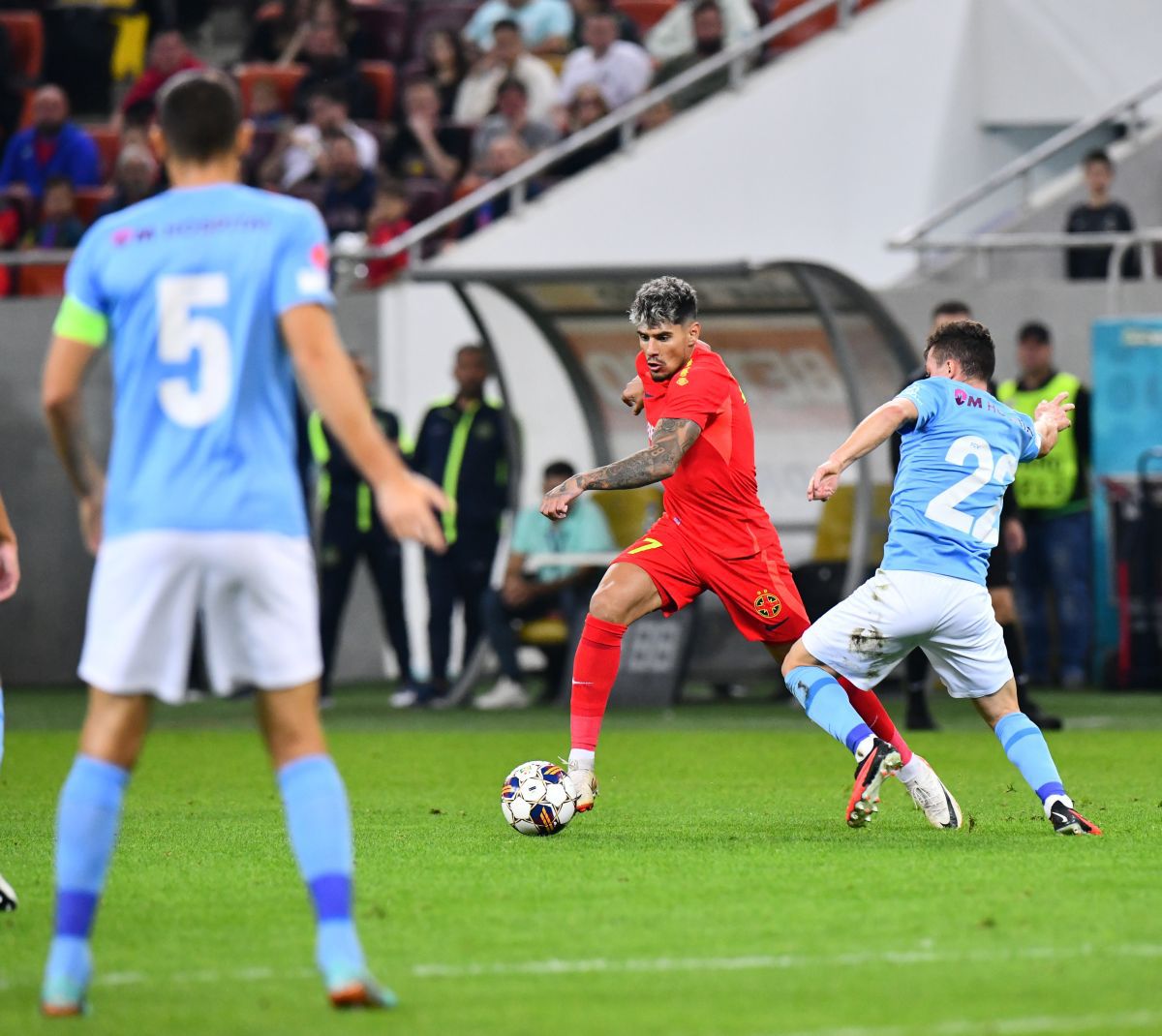 FCSB bate pasul pe loc » Meciul cu Voluntari, încheiat cu un scandal de arbitraj! Clasamentul ACUM