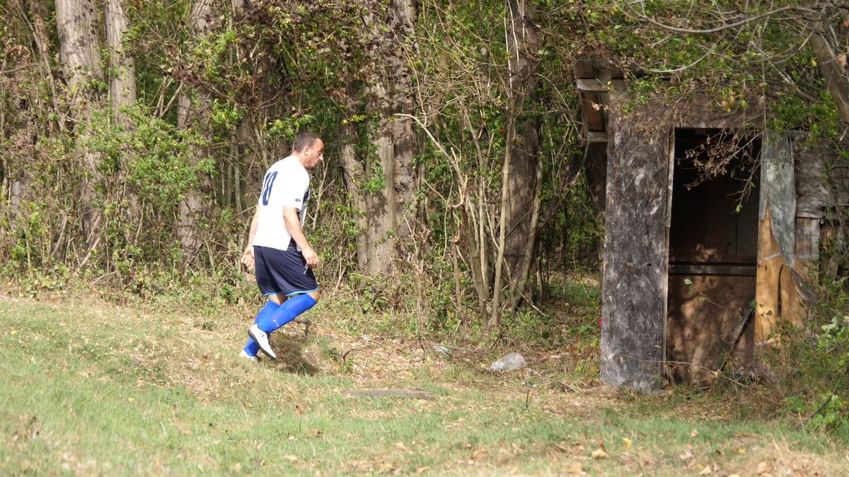 Echipa lui George Simion din Aluniș face show » „Ne cinstim în timpul meciului” + Preotul n-a mai putut să ajute financiar: „Noi îți dăm bani pe lumânări, tu-i iei și-i dai la fotbal?!”