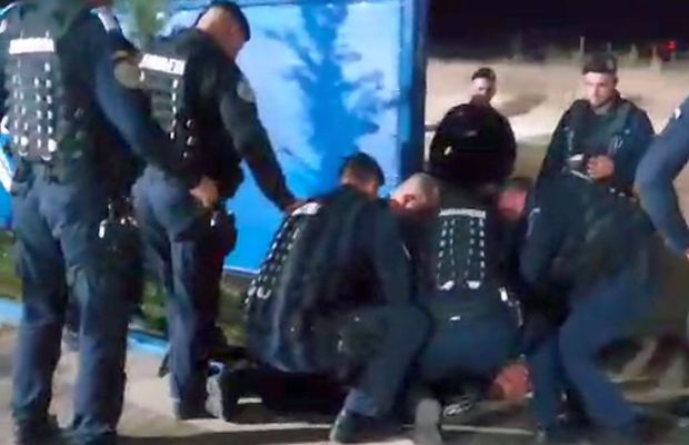 Intervenție în forță la finalul meciului din Superligă » Ultras pus la pământ și încătușat de jandarmi! De la ce ar fi pornit totul