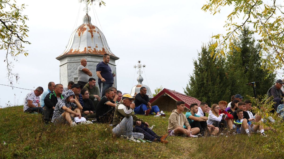 Echipa lui George Simion din Aluniș face show » „Ne cinstim în timpul meciului” + Preotul n-a mai putut să ajute financiar: „Noi îți dăm bani pe lumânări, tu-i iei și-i dai la fotbal?!”