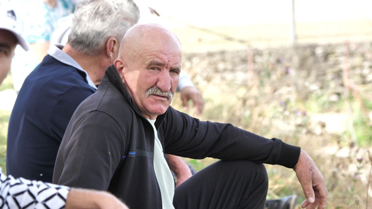 Echipa lui George Simion din Aluniș face show » „Ne cinstim în timpul meciului” + Preotul n-a mai putut să ajute financiar: „Noi îți dăm bani pe lumânări, tu-i iei și-i dai la fotbal?!”