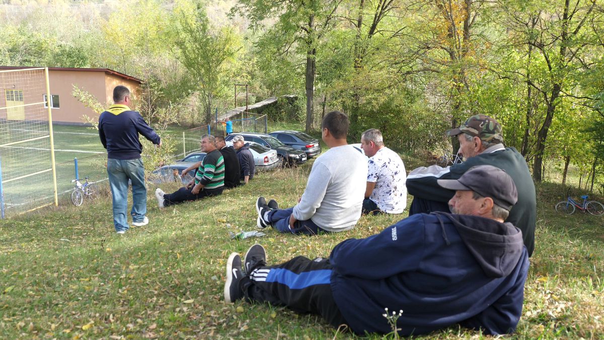 Echipa lui George Simion din Aluniș face show » „Ne cinstim în timpul meciului” + Preotul n-a mai putut să ajute financiar: „Noi îți dăm bani pe lumânări, tu-i iei și-i dai la fotbal?!”