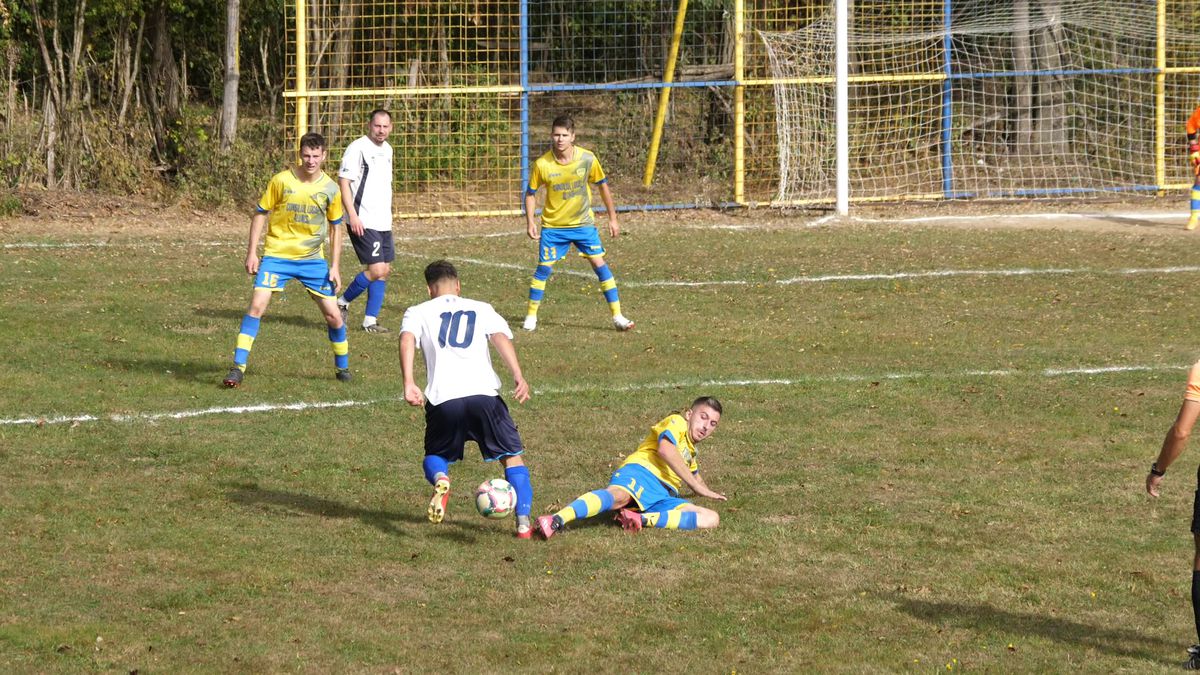 Echipa lui George Simion din Aluniș face show » „Ne cinstim în timpul meciului” + Preotul n-a mai putut să ajute financiar: „Noi îți dăm bani pe lumânări, tu-i iei și-i dai la fotbal?!”