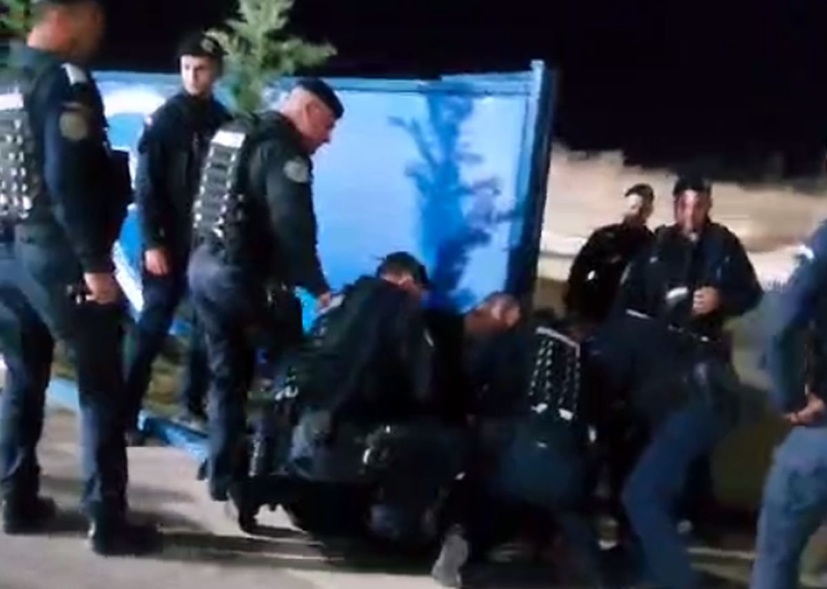 Incident la finalul meciului U Cluj - Farul » Suporter recalcitrant, încătușat de Jandarmerie