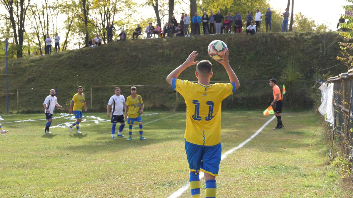 Echipa lui George Simion din Aluniș face show » „Ne cinstim în timpul meciului” + Preotul n-a mai putut să ajute financiar: „Noi îți dăm bani pe lumânări, tu-i iei și-i dai la fotbal?!”