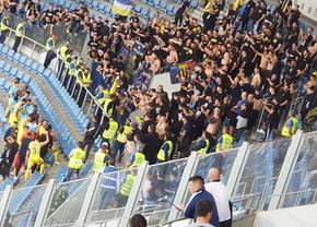 Moment cum rar se vede: jucătorii au urcat în peluză lângă ultrași și au cântat la unison