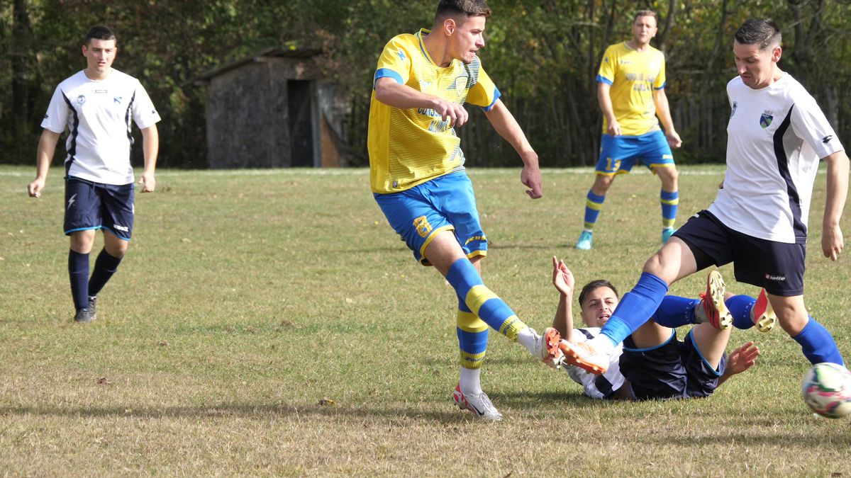 Echipa lui George Simion din Aluniș face show » „Ne cinstim în timpul meciului” + Preotul n-a mai putut să ajute financiar: „Noi îți dăm bani pe lumânări, tu-i iei și-i dai la fotbal?!”