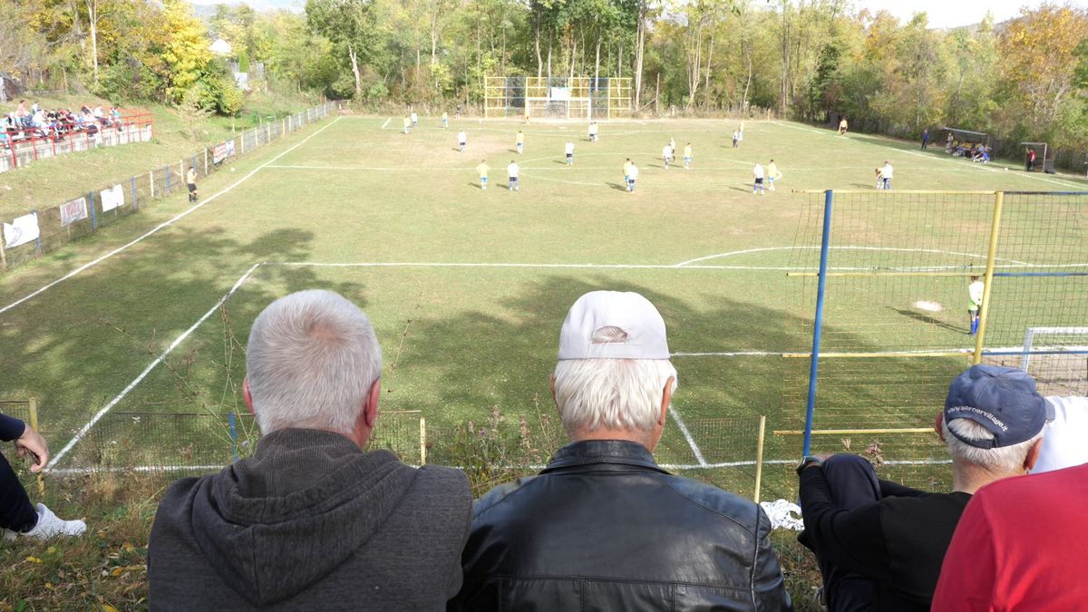 Echipa lui George Simion din Aluniș face show » „Ne cinstim în timpul meciului” + Preotul n-a mai putut să ajute financiar: „Noi îți dăm bani pe lumânări, tu-i iei și-i dai la fotbal?!”