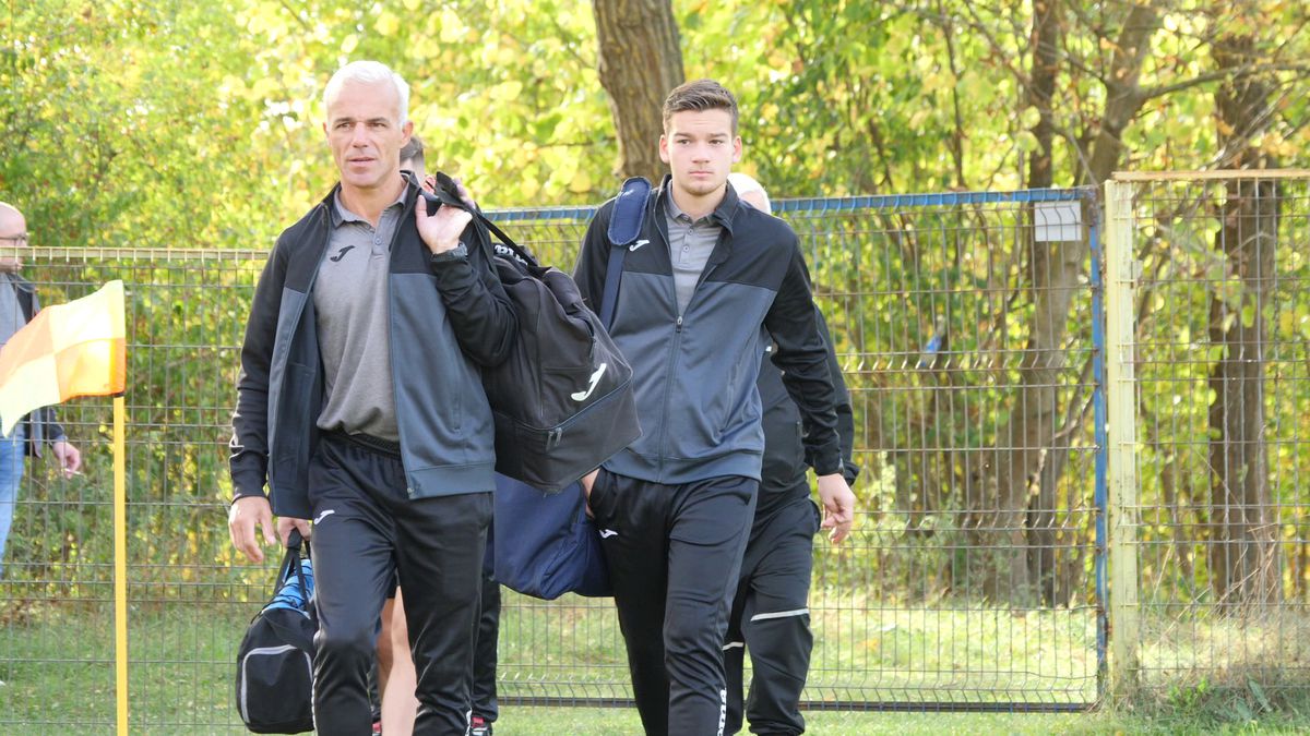 Echipa lui George Simion din Aluniș face show » „Ne cinstim în timpul meciului” + Preotul n-a mai putut să ajute financiar: „Noi îți dăm bani pe lumânări, tu-i iei și-i dai la fotbal?!”