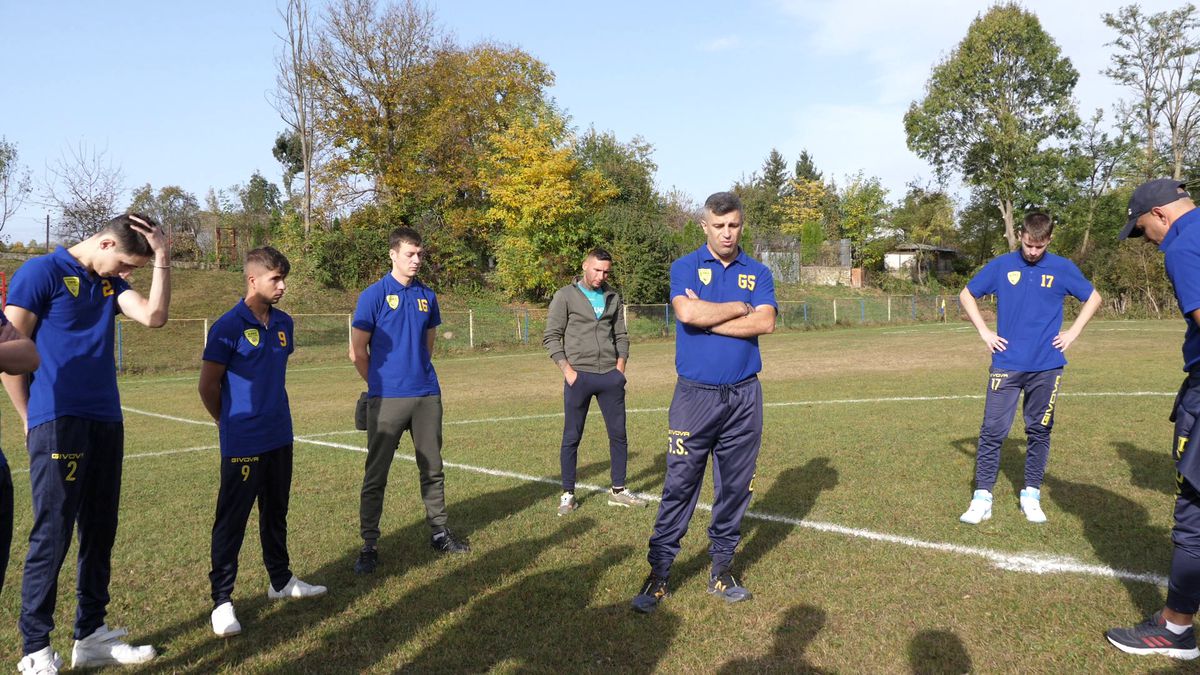 Echipa lui George Simion din Aluniș face show » „Ne cinstim în timpul meciului” + Preotul n-a mai putut să ajute financiar: „Noi îți dăm bani pe lumânări, tu-i iei și-i dai la fotbal?!”